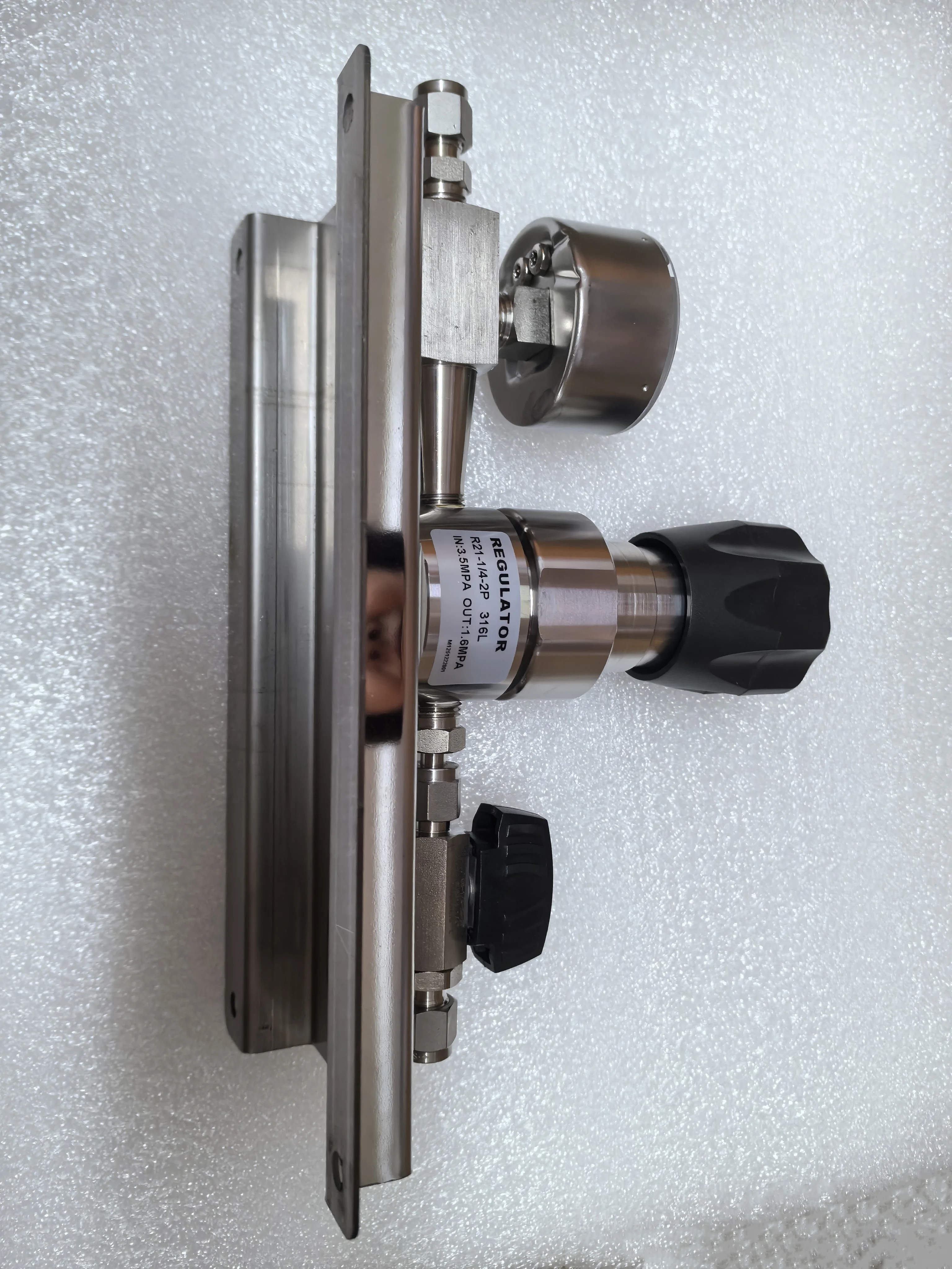 Gas pressure regulator end point pressure reducing valve, panel mounted laboratory pressure regulator