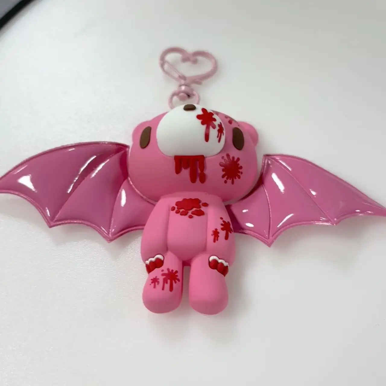 سلسلة مفاتيح فاخرة على شكل دب الخفافيش الداكن - مصنوعة بشكل رائع بتفاصيل دموية وأجنحة لامعة. #2