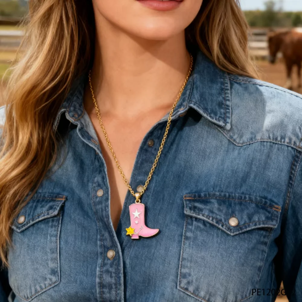 PESENAR Collar con colgante de bota de mezclilla rosa, exquisito y compacto, un artículo dulce resaltado en trajes de estilo denim