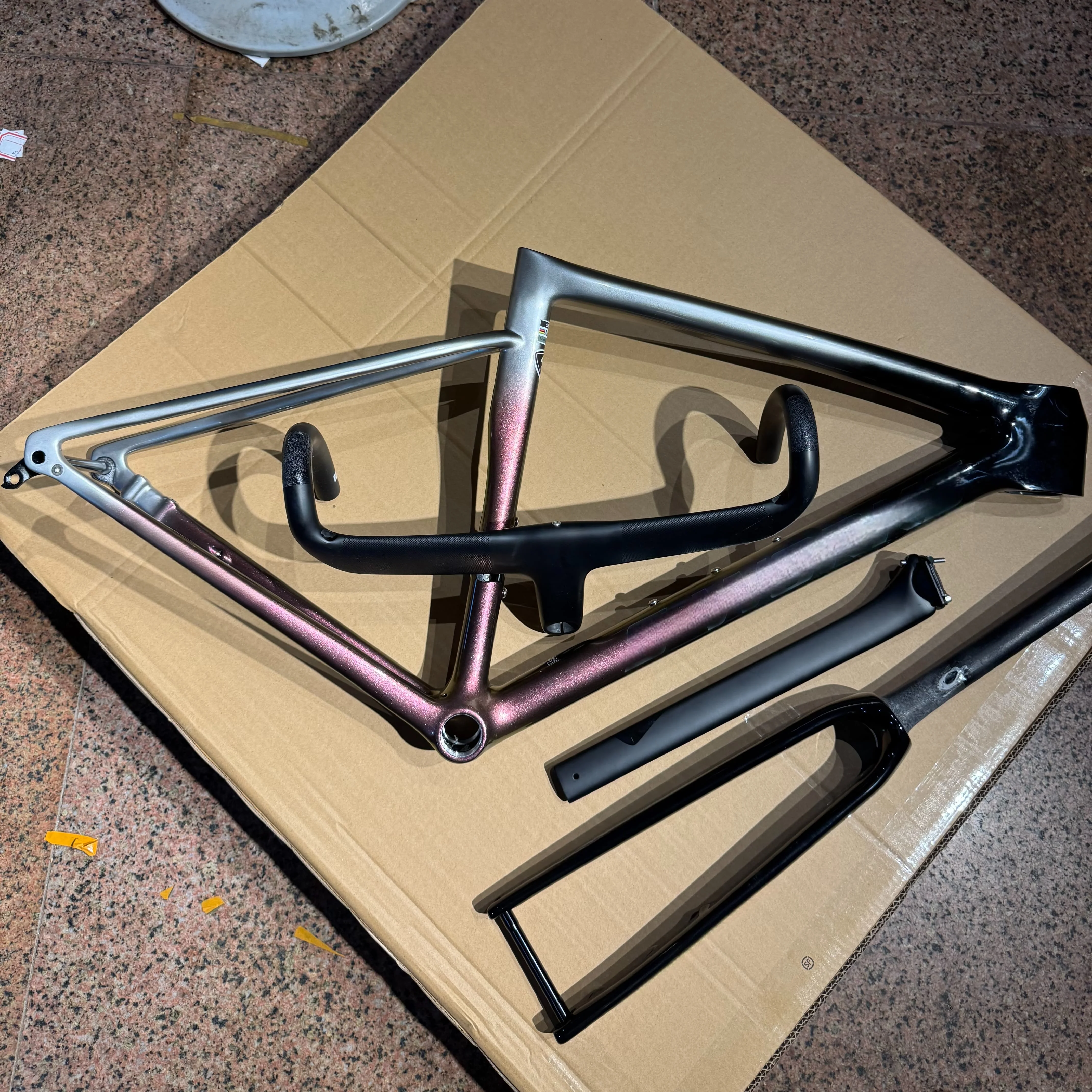 

Fully Hidden Carbon Fiber Road Bike Sl8 Frame Thru-Axle 700C Disc Brake