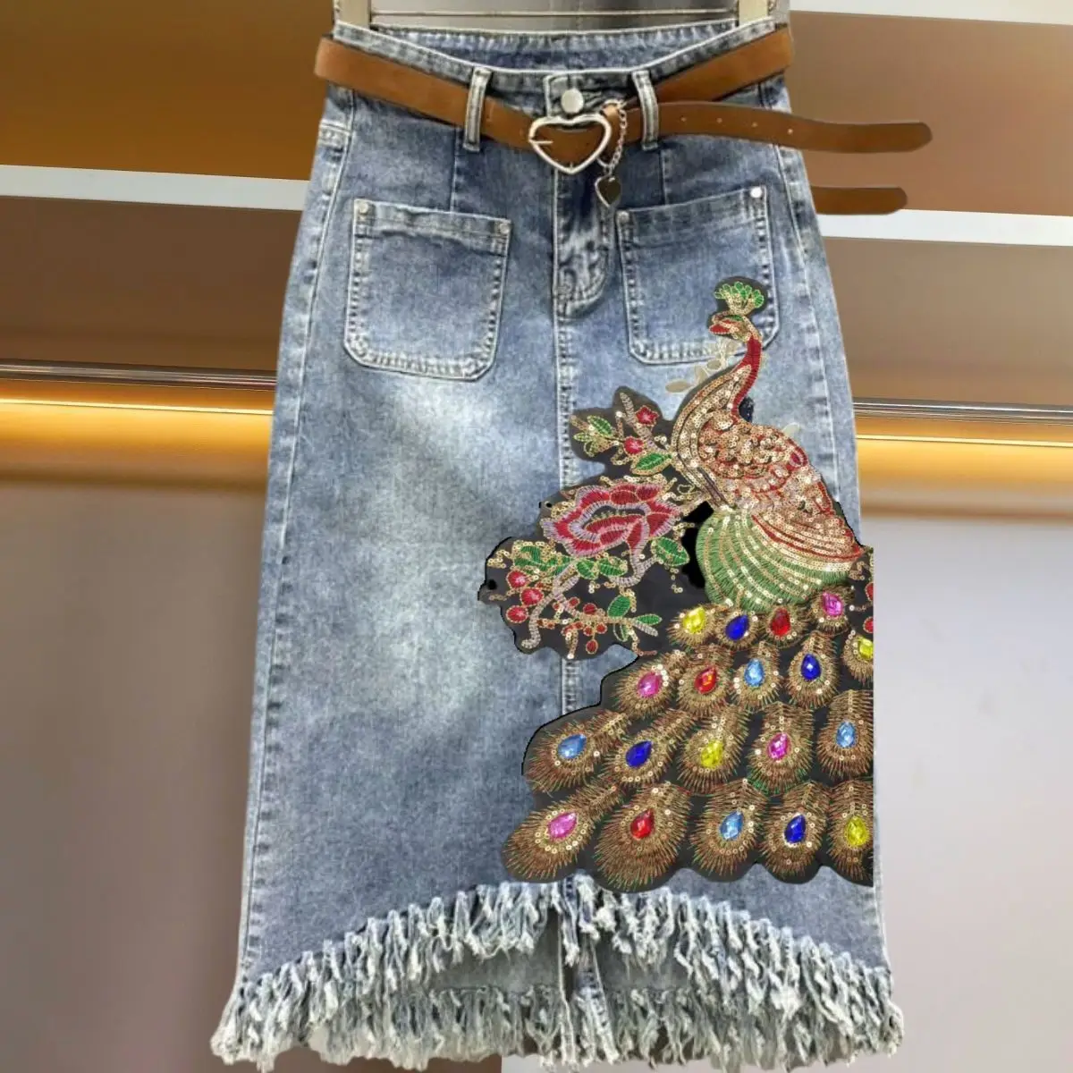 

Весна 2025: Новая китайская джинсовая юбка-трапеция средней длины с высокой талией, эластичная, утягивающая, с узором Феникс, для женщин, для повседневной носки