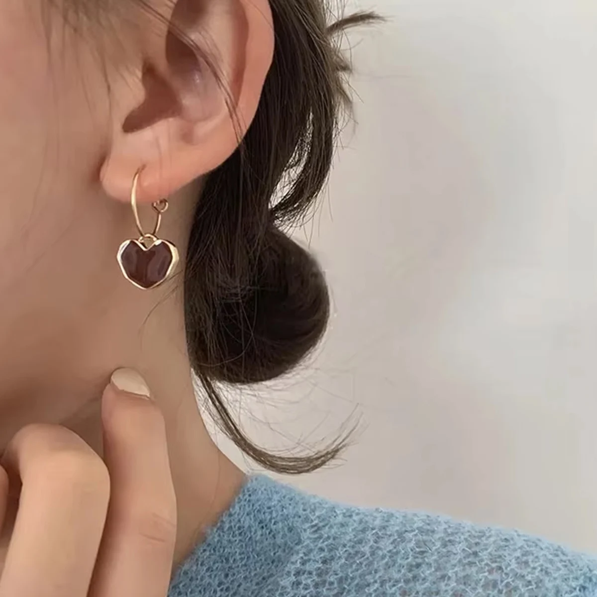 Exquisite Heart Hoop Earrings For Women Chic Red Crystal Stone Gold Color Tiny Earrings Sweet Holiday Wedding Jewelry Girl Gift image 4
