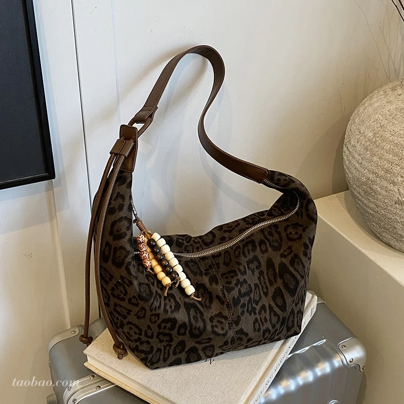 

Retro Leopard One Shoulder Underarm Bag Autumn Faux Suede Versatile Crossbody Bags Korean Personalized Beaded Pendant Handbag