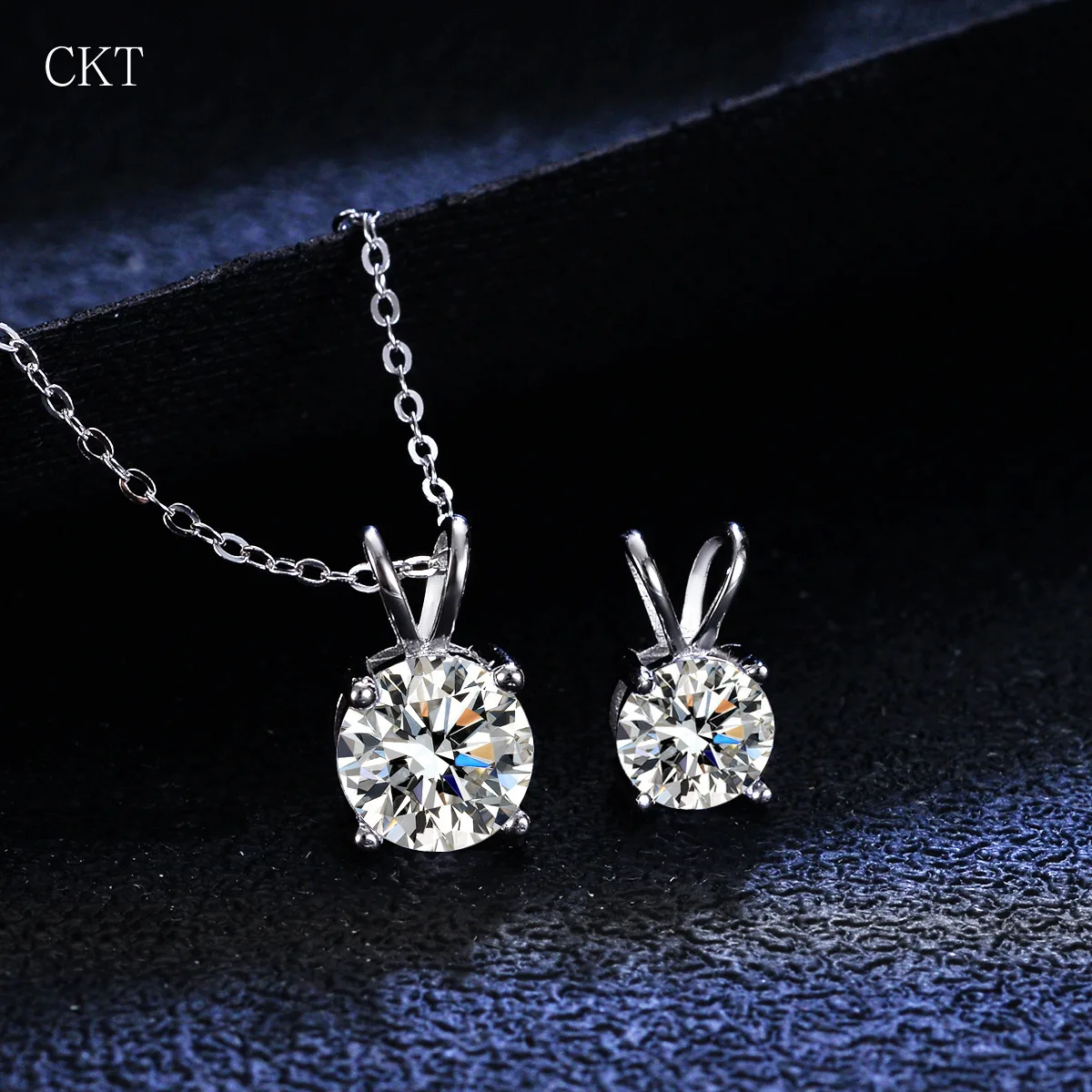 Luxury Classic Four-prong Diamond Necklace for Women D Color 1ct 2ct Moissanite Pendants Platinum Pt950 Wedding Jewelry