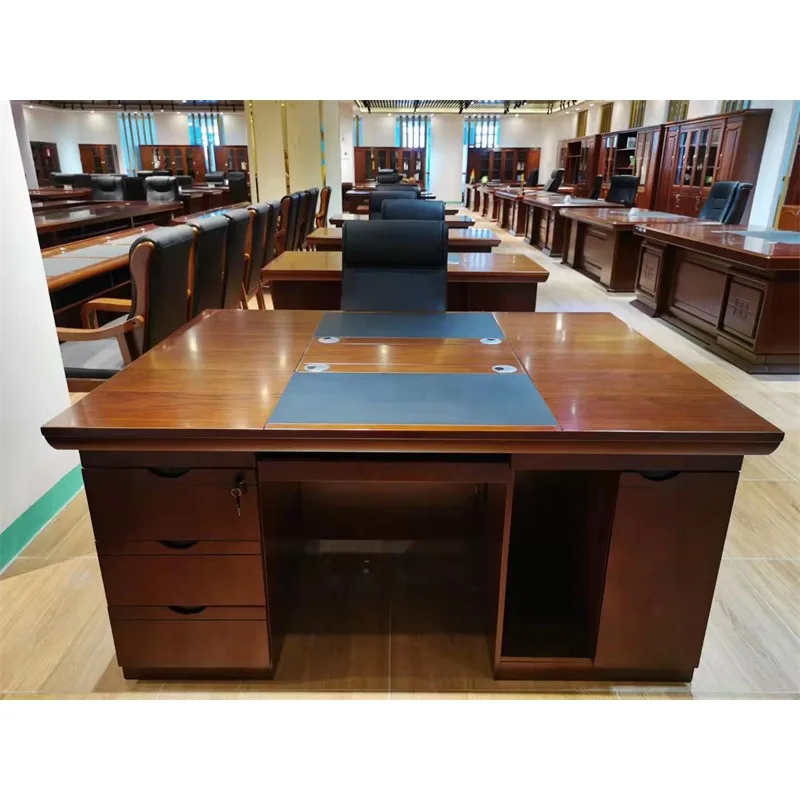 Mesas e cadeiras de escritório para funcionários