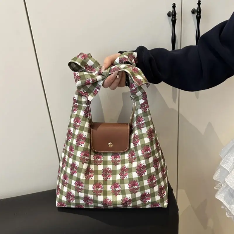 Geblümte Gingham-Canvas-Tragetasche mit Schleifengriff, Leder-Druckknopfverschluss, Große Kapazität für den täglichen Arbeitsweg, Einkäufe und Reisen – Detail 9