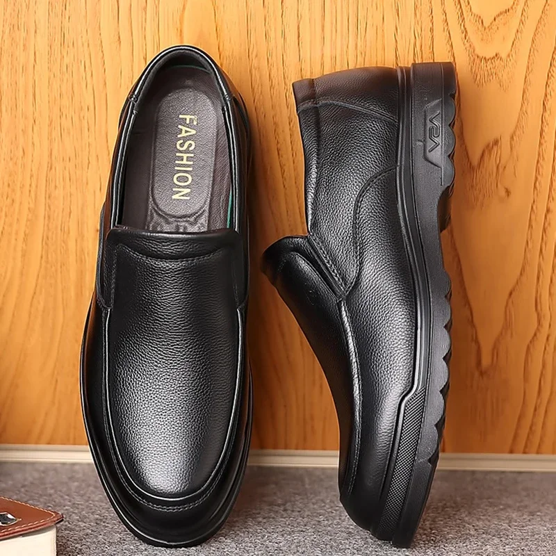 2024 Vintage Men Leather Shoes Men dress shoes Slip On Business Casual Shoes Classic Soft Leather Hombre Breathable Men Flats