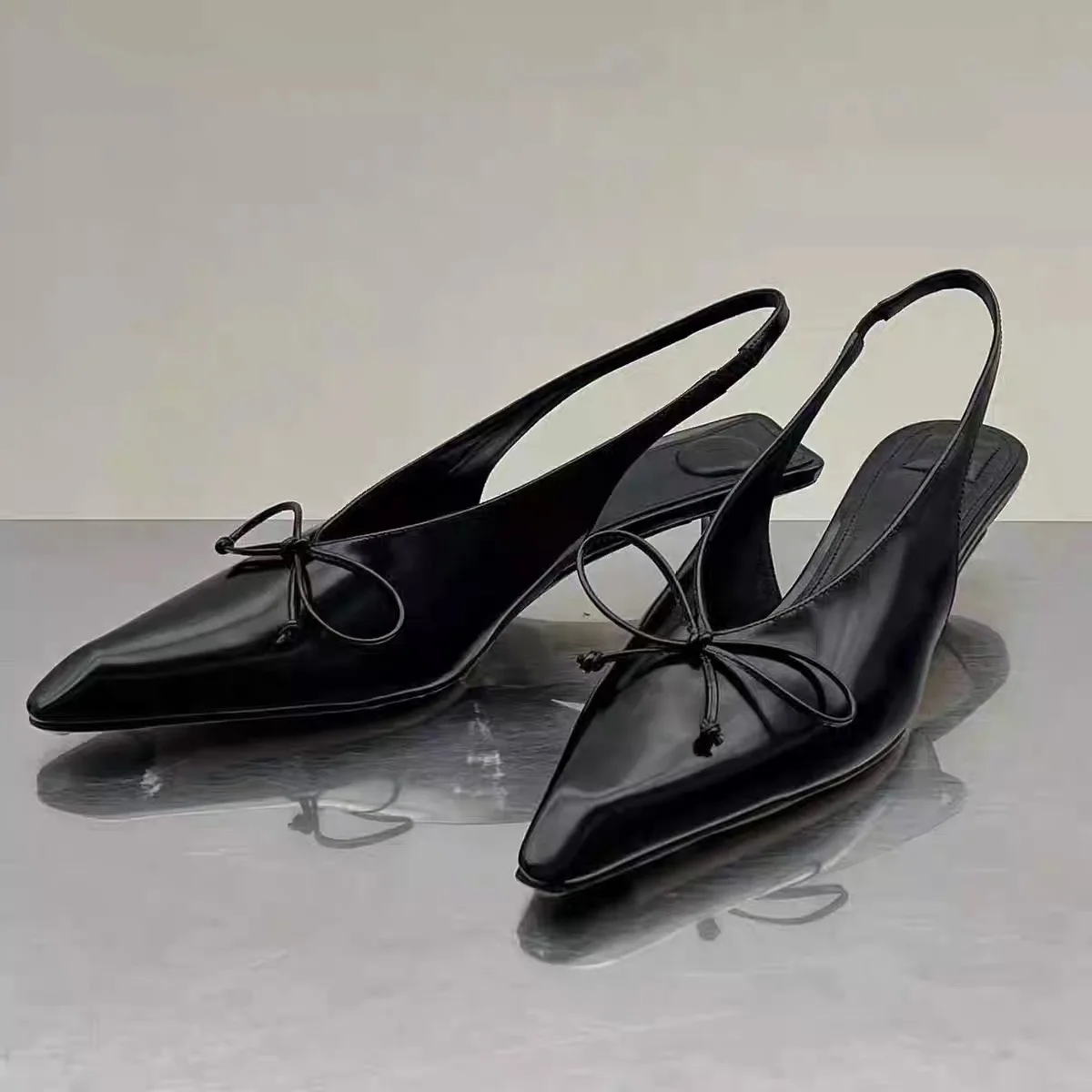 Seksowne szpiczaste Toe muły czółenka damskie letnie sandały na niskim obcasie Slingback kobiece modne Retro biuro łuk designerskie sandały damskie