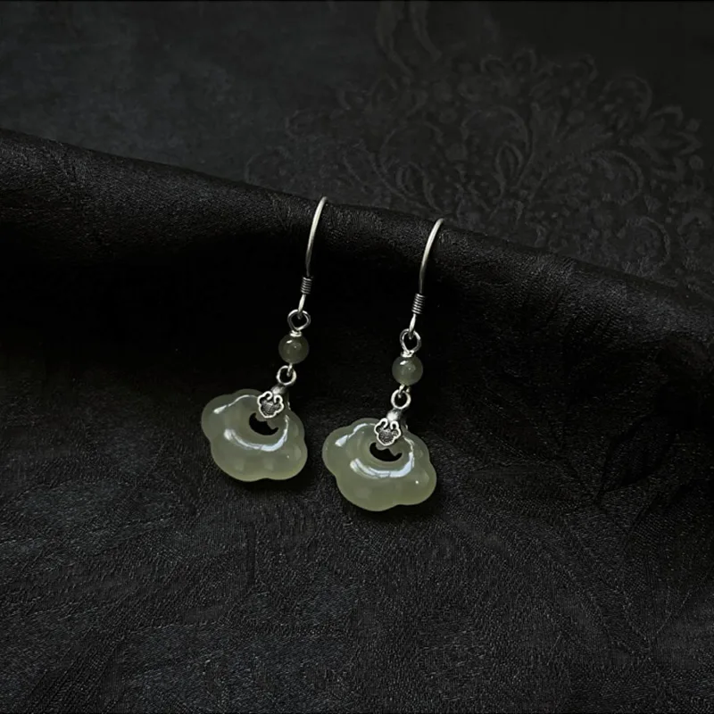 jade-de-hetian-boucles-d'oreilles-de-style-moderne-au-design-sophistique-et-elegant