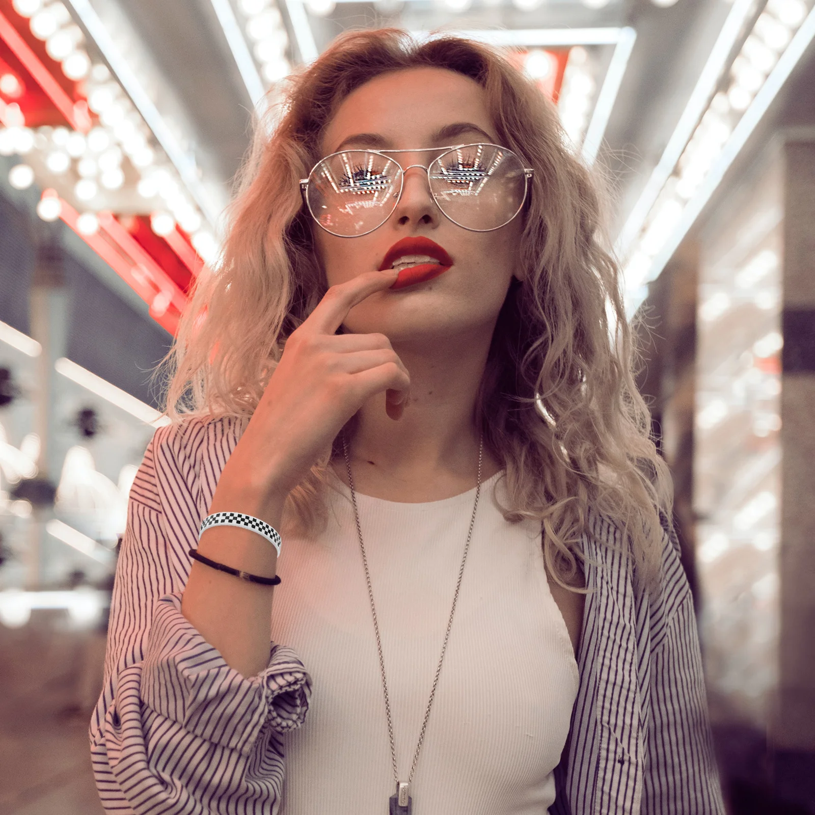 

40 шт., черно-белые клетчатые браслеты, силиконовые браслеты с гоночным флагом, вечерние спортивные аксессуары для мероприятий, праздничные браслеты