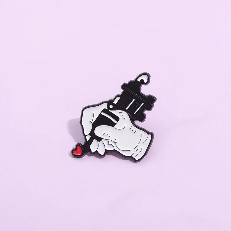 Simple and stylish enamel pin Creative brooch with a tattoo pen and a heart Hat Lapel Accessories Metal Badge Jewelry Wholesale