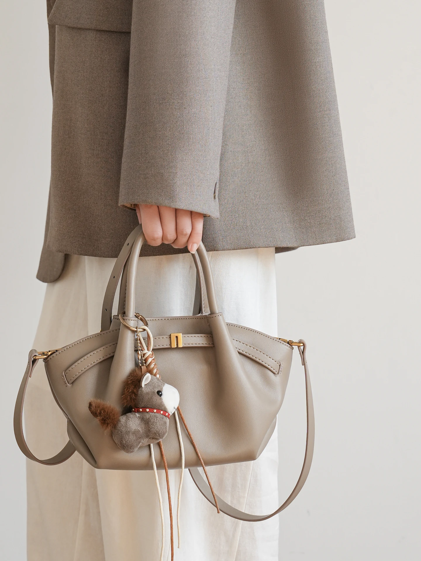 Fashionable Urban Women's Basket Bag Soft Leather Crossbody Handbag Casual Versatile New 2026 Handheld Water Bucket Bag