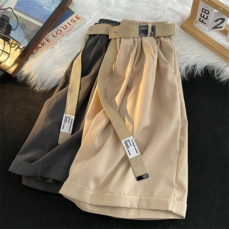 夏の男性スーツショーツ弾性ウエストバンドとベルト無地ポケット韓国カジュアルファッションルーズシンプルな男性ショーツ