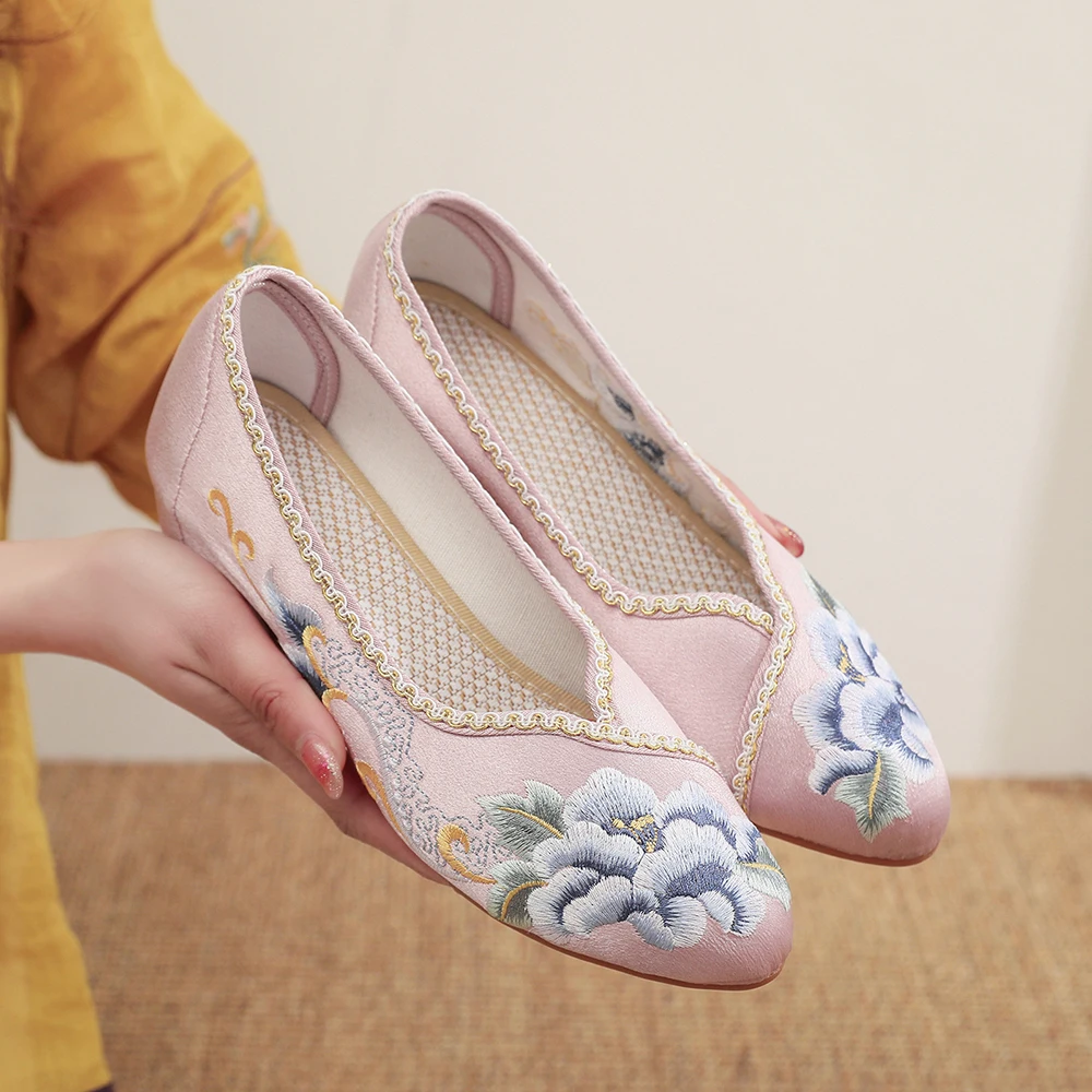 Veowalk Vintage Chinese Embroidery Women Cotton Satin Pointy Toe Slip On Low Heel Pumps Elegant Ladies Casual Walking Shoes