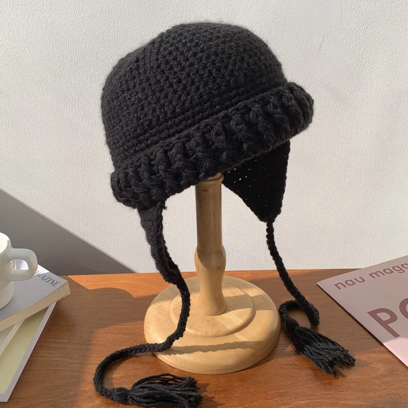 Koreanische Einfarbige Geflochtene Quasten-Ohrenschutz-Strickmütze für Damen, Neue Warme Vielseitige Kuppel-Bombermütze für Herbst und Winter – Detail 4