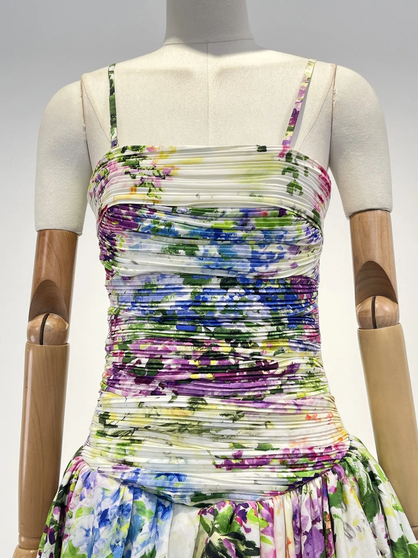 グリーンの花柄プリーツフラワーバッドスリーブレスチューブミディドレス2025新作