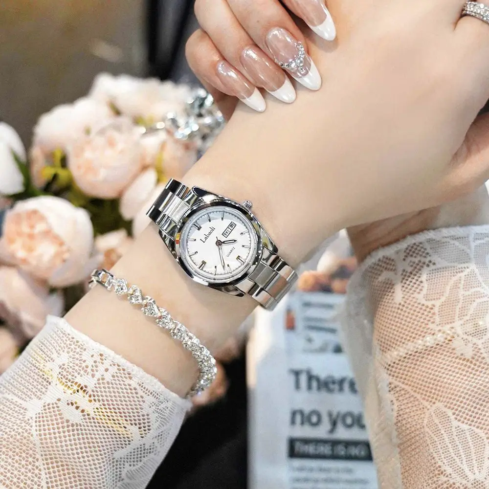 ساعة أنيقة للسيدات بنفس النمط ساعة تقويم مزدوجة خفيفة فاخرة بقرص صغير ومزاج بسيط للسيدات ساعة فاخرة عالية الجودة