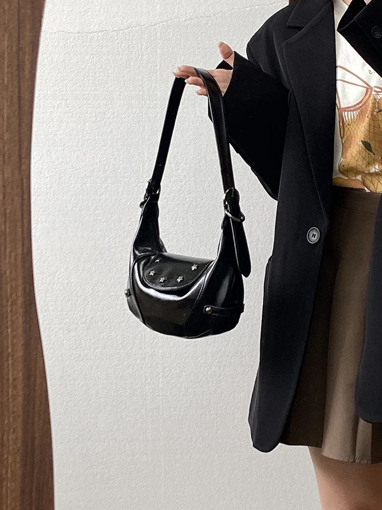 

Седельная сумка для девочек, крутая модная черная кожаная сумка на плечо с заклепками, моторный стиль, сумка для подмышек Y2K, нишевый дизайн, хорошее качество