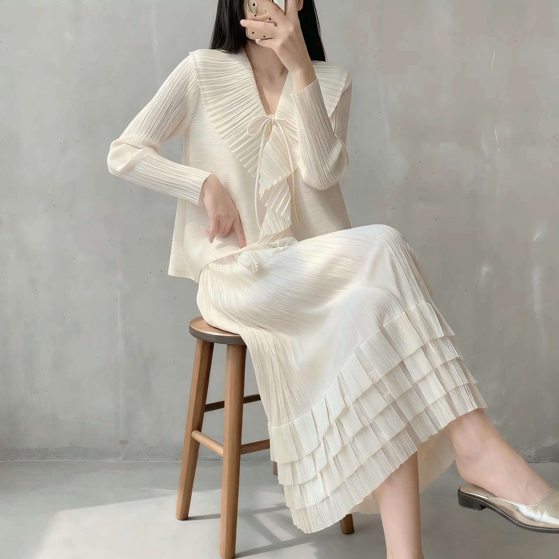 A Two-Piece Set Fea…