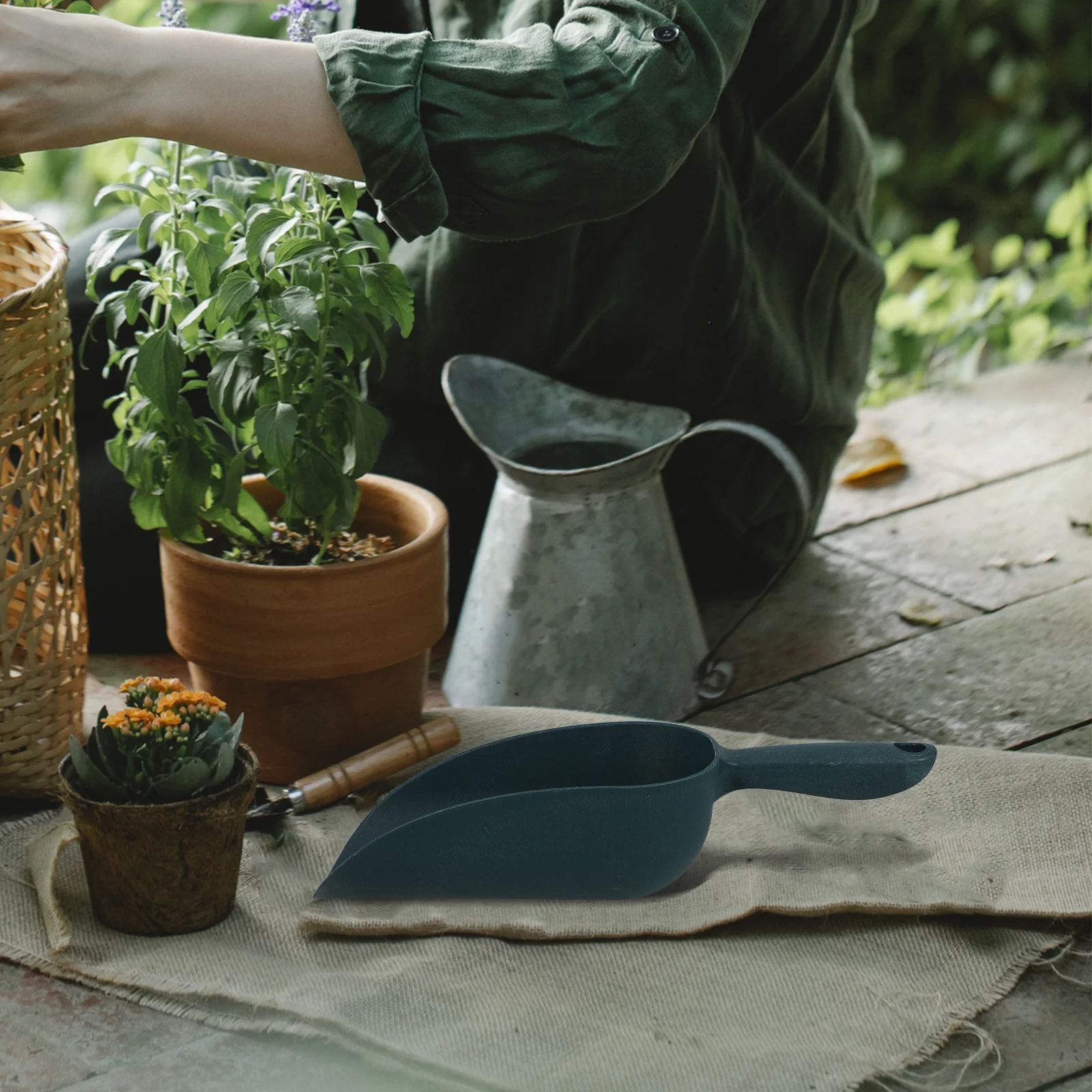 小さな園芸用シャベル プラスチック製ガーデンハンドシャベル 人間工学に基づいたハンドル 耐久性のある植栽用スコップ 花の植栽用ガーデン用トロウェル