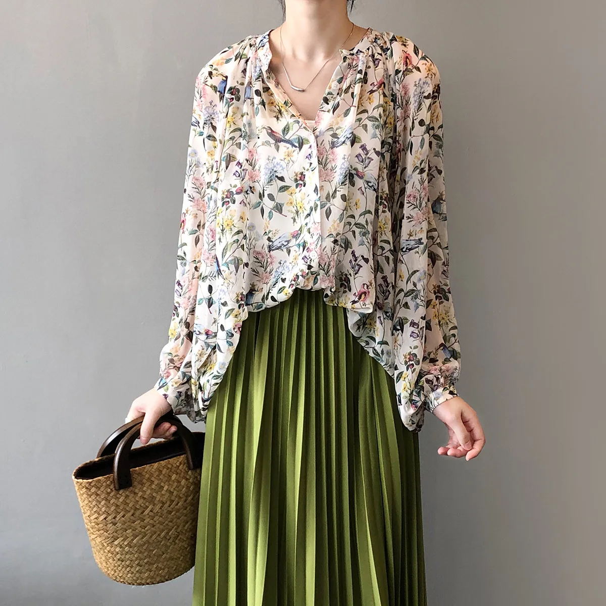 V-neck Chiffon Flower Blouse for Women's 2023 Summer New Thin Shirt Design Sense Temperament Top Graceful lantern sleeves