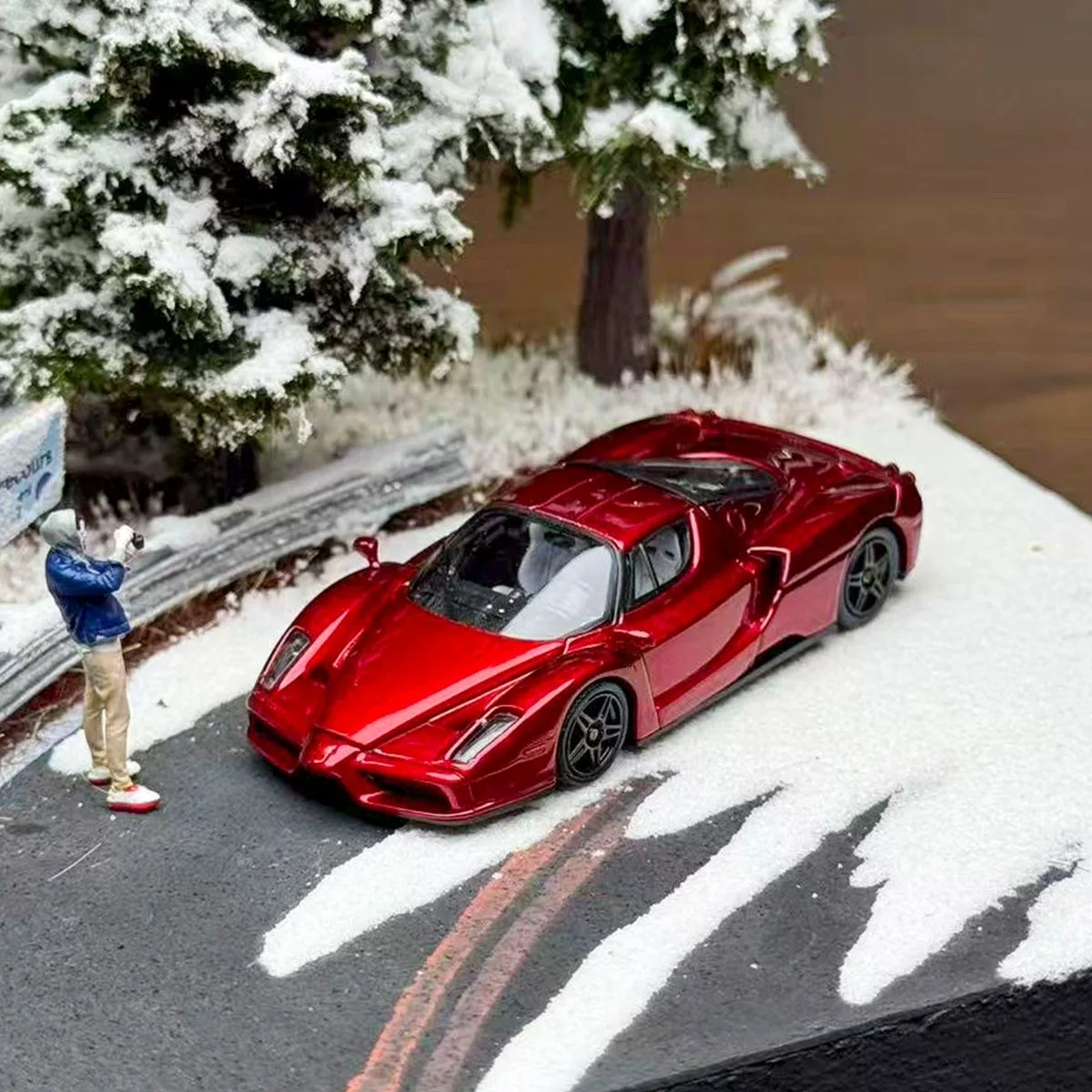 

King Model 1:64 ENZO Metallic Red Alloy Open Cover Car Model With Figure Gift