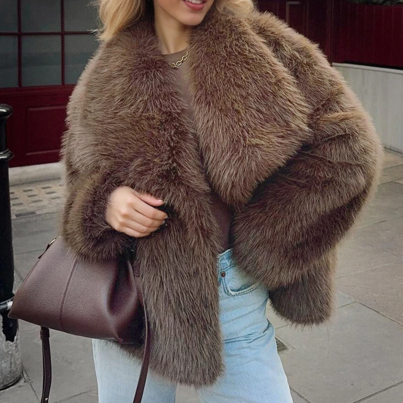 Weiße kurze Mäntel für Damen, Kunstpelzjacken, großer Umlegekragen, offener Stich, lange Ärmel, gerade Passform, lässig, Herbst und Winter 2025,