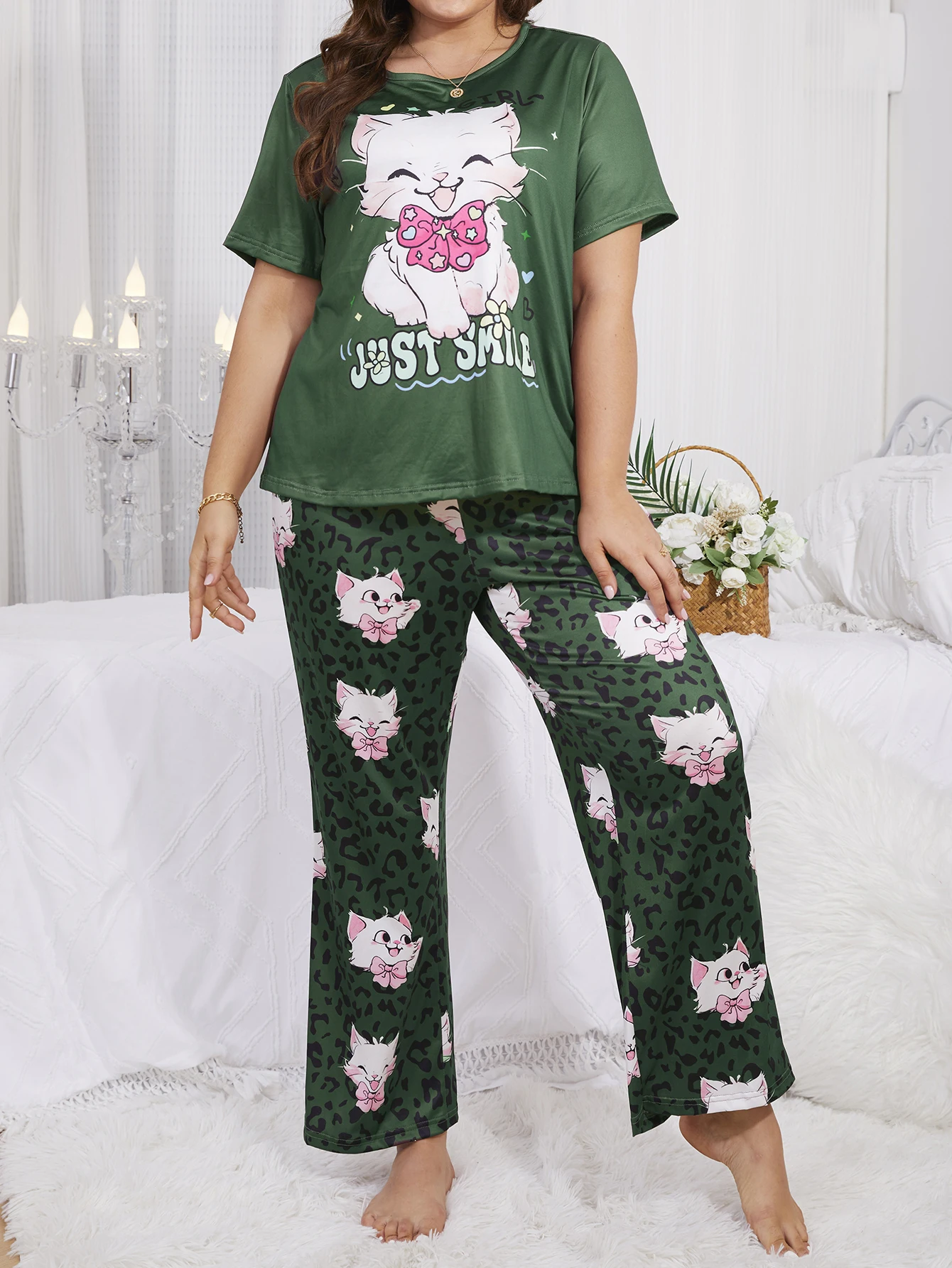 Large casual and refreshing cartoon printed short sleeved top&pants  pajamas home clothing set