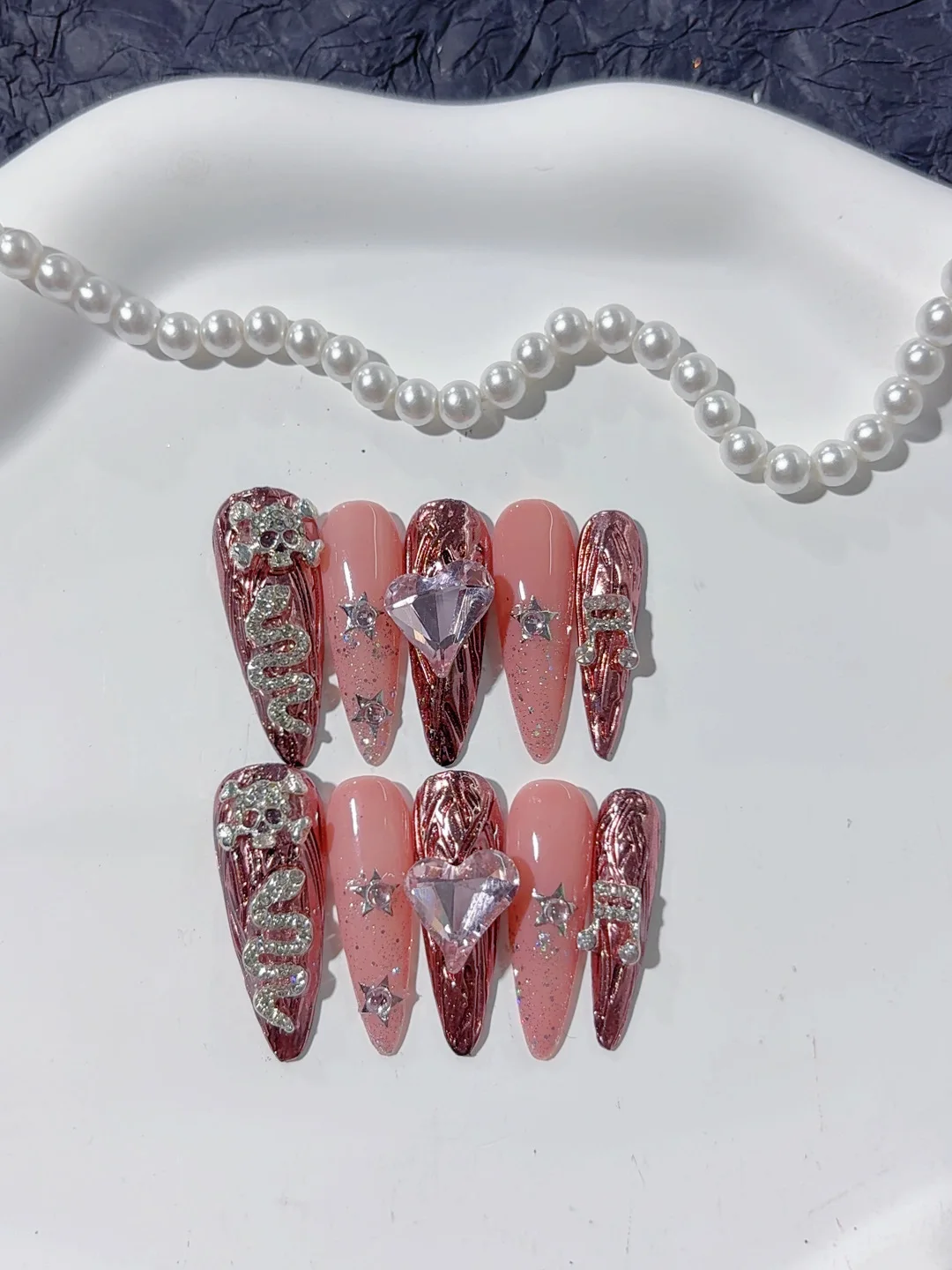 

Irregular Lines Heart Snake Fashion Manicure (L163)