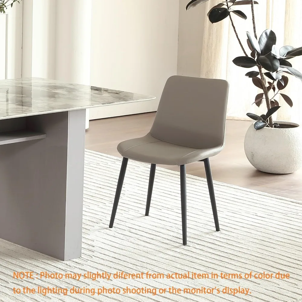 paar moderne kunstleren eetkamerstoelen uit het midden van de eeuw voor comfortabele keukenzitplaatsen