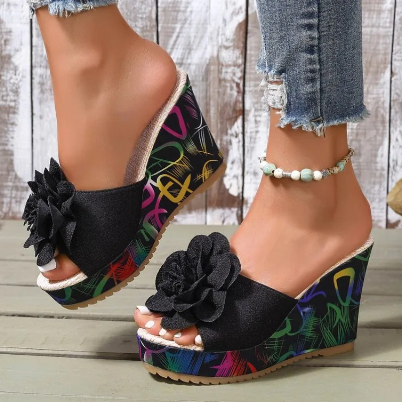 2026 Neue Damen-Plateau-Slipper Sommer Strand Keilabsatz-Sandalen Modische Blumen Damen Casual High Heel Slipper