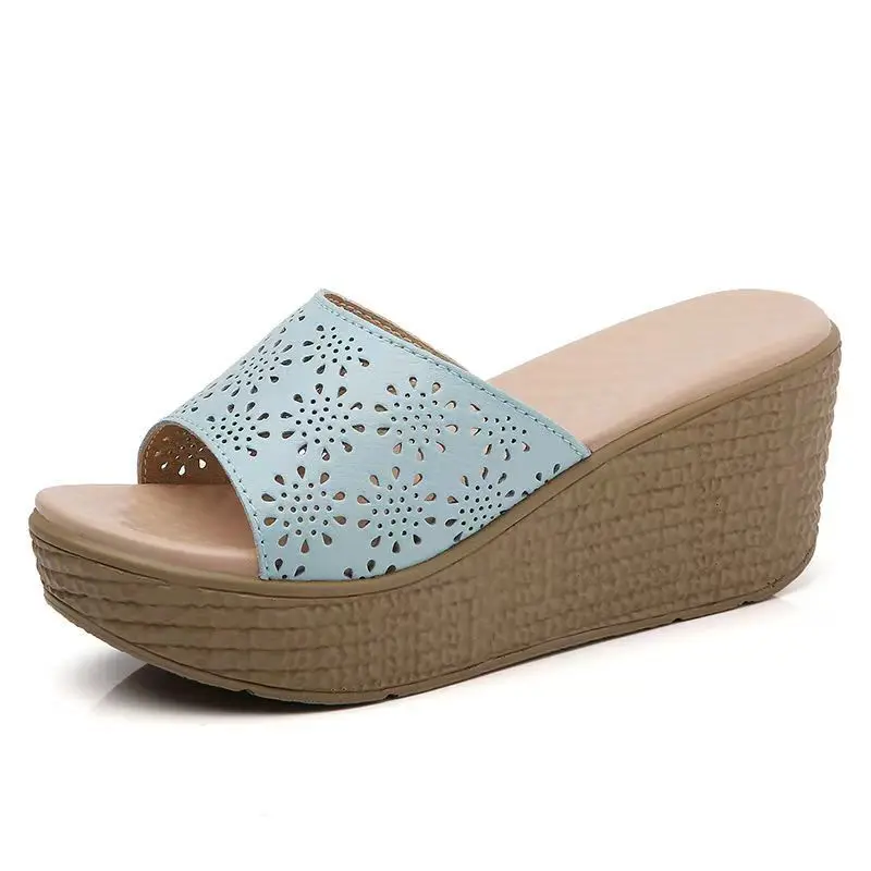 

Женские кожаные тапочки на танкетке с открытым носком, новые летние легкие уличные тапочки с открытым носком, сандалии на высоком каблуке