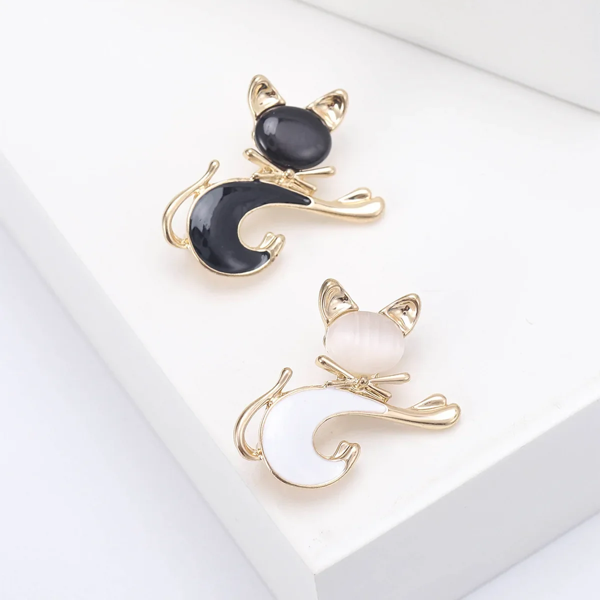 Dmari Women Brooches Cute Cat Lapel Pins 2-Color Resin Animal Accessories Office School Jewelry For Luxury Clothing