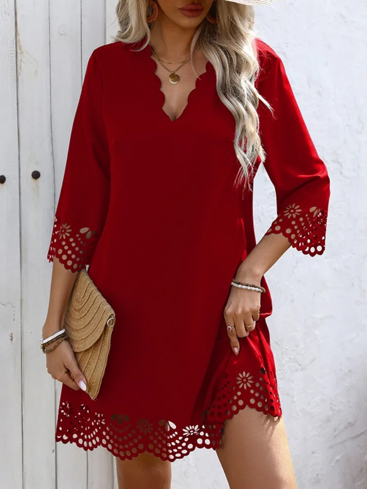 فساتين UOOZEE النسائية الأنيقة المجوفة للحفلات المسائية الصغيرة 2025 فستان مكتب عصري جديد بلون سادة وأكمام واسعة ورقبة على شكل حرف v