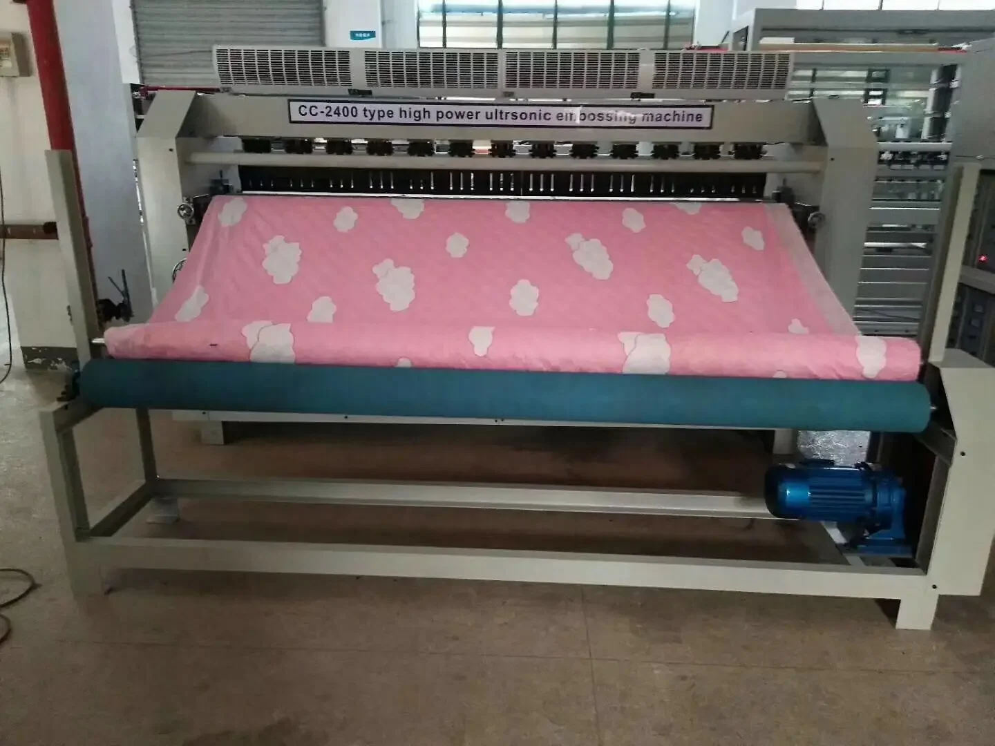 YUGONG High Quality Ultrasonic Cotton Machine Ultrasonic Quilting Blanket Comforter Embossing Sewing Machine