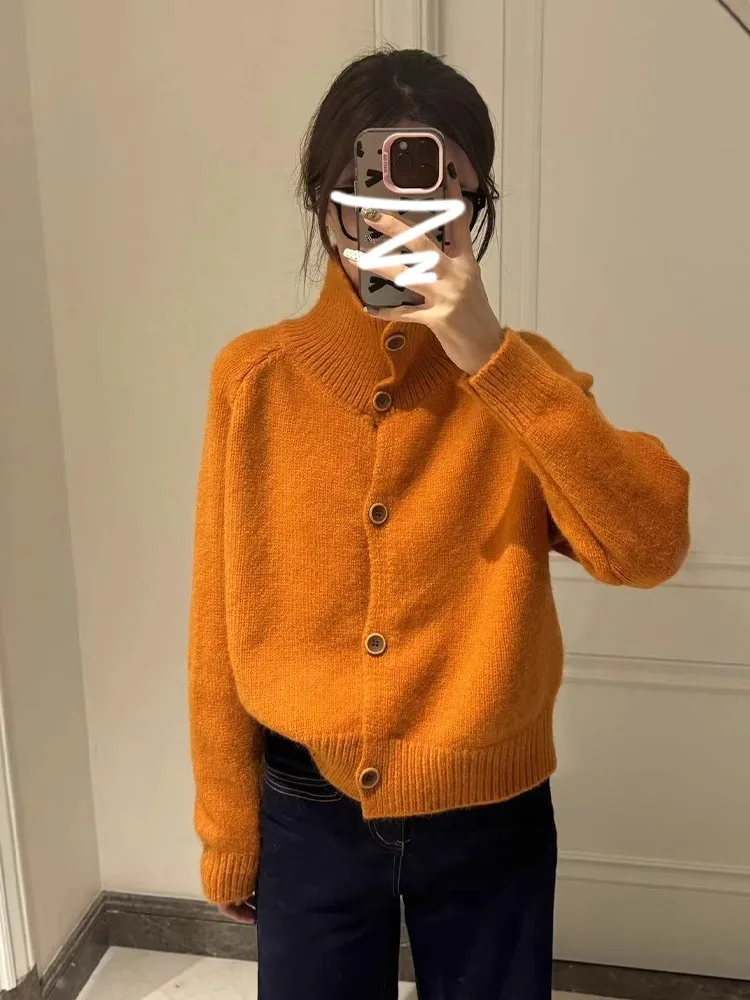 سترة محبوكة رمادية بياقة عالية للنساء، موديل ربيع وخريف 2025 الجديد، بأسلوب كوري عصري وأنيق، إحساس راقي