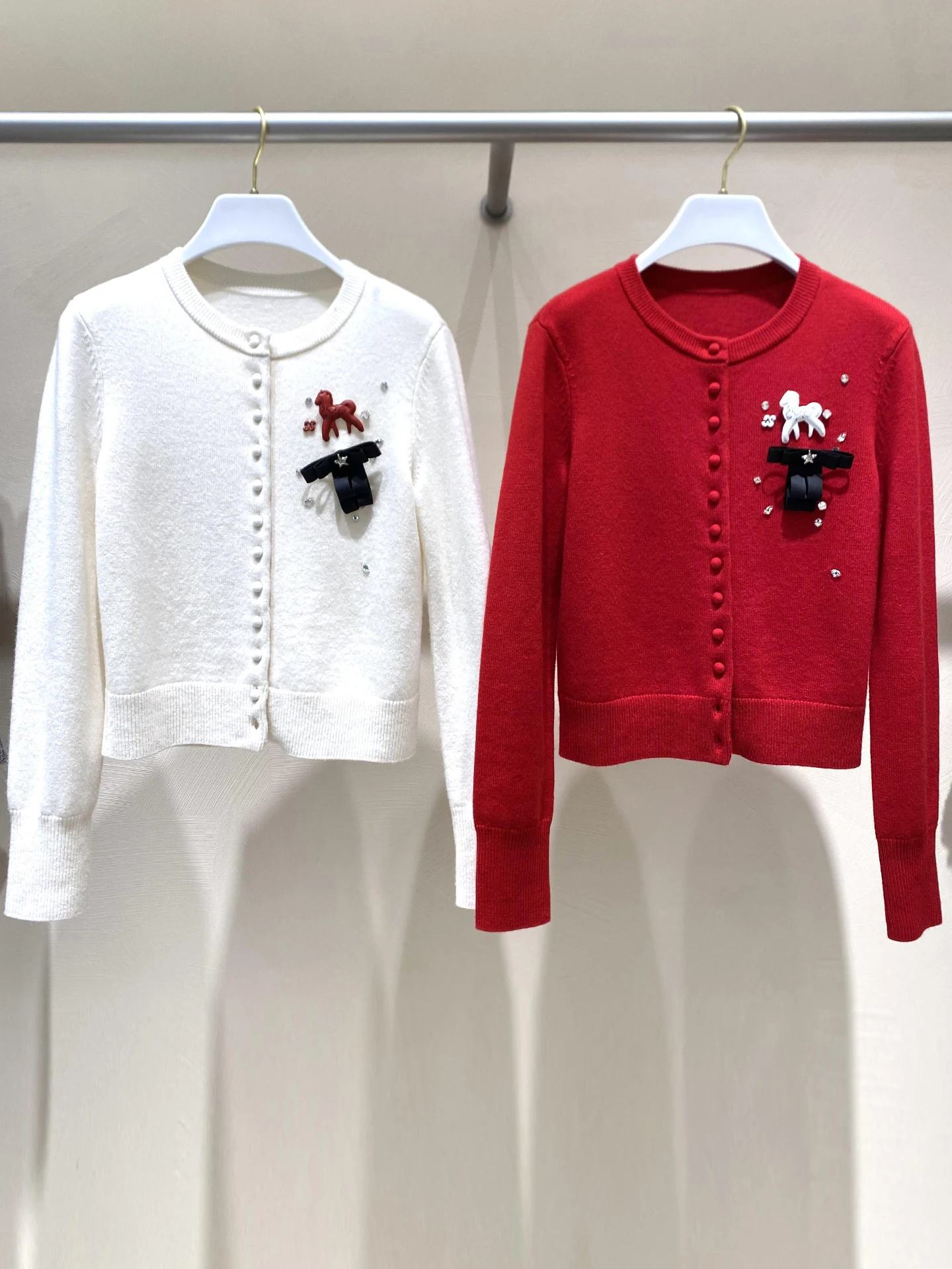 

Элитный женский вязаный кардиган Весна 2026 с узлами, французский шик, мягкий, средней плотности, с длинными рукавами, круглым вырезом