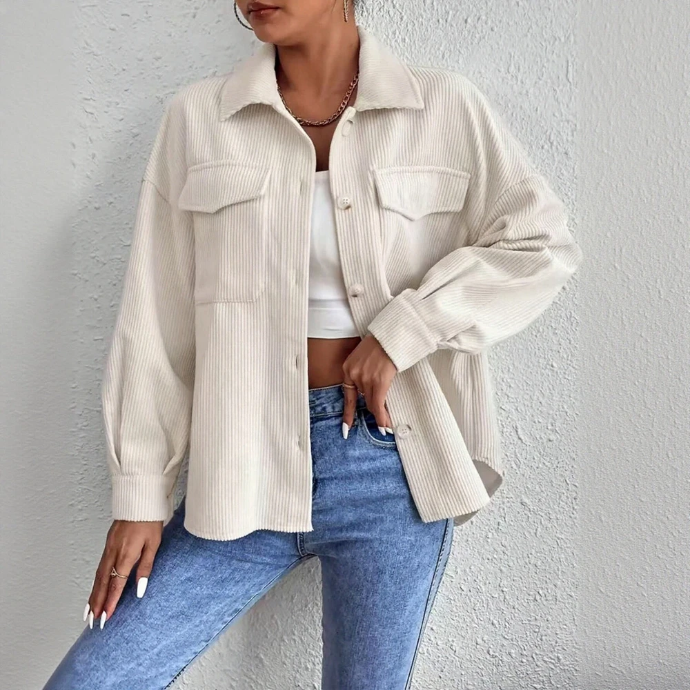 

Повседневная куртка с круглым вырезом без украшения. Модный женский топ. Стильный и стильный дизайн для удобной носки.