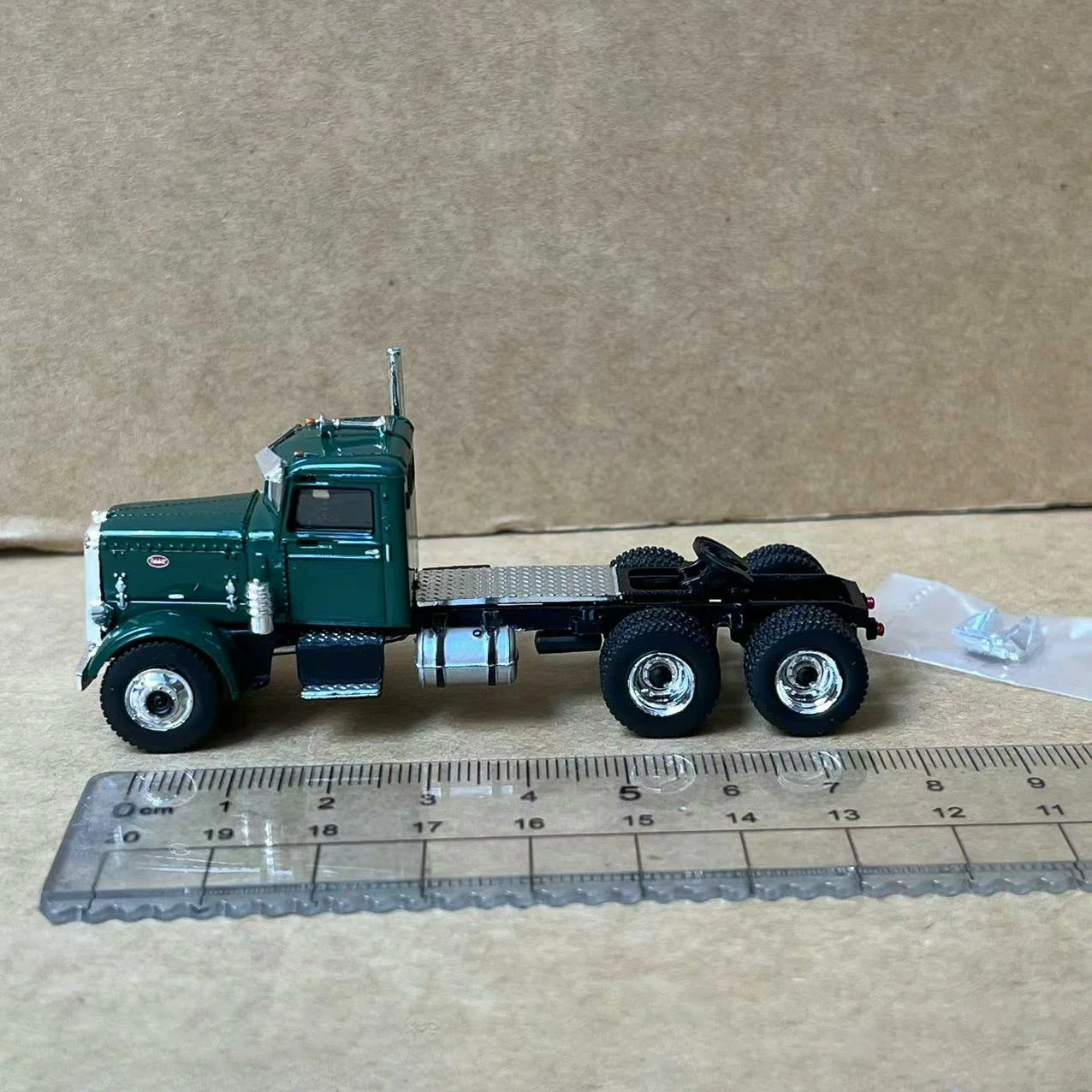 

1:87 HO Peterbilt 281 Trailer Head Truck Plastic Car Model Toy Collectible