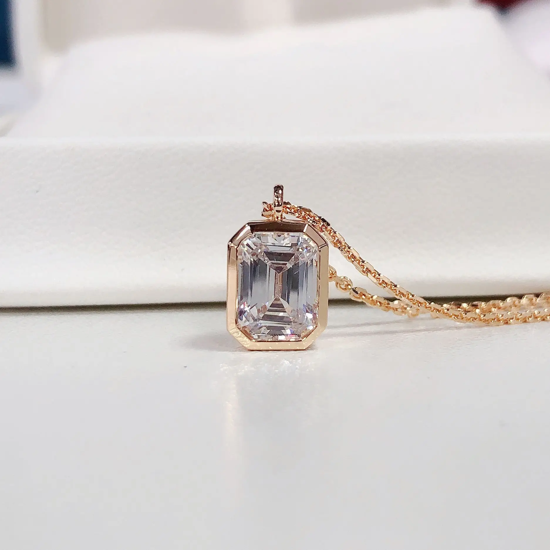 

AU750 Rose Gold Diamond Necklace Womens Arm Inlaid 2 Carat Emerald Pendant Fashion Jewelry Clavicle Chain Real Gold Necklace