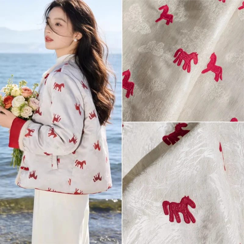 

Белая ткань с вышивкой «Маленькая красная лошадка» из вискозного жаккарда, винтажная драпированная ткань для ципао, пальто, блузок, дизайнерский материал для рукоделия и DIY