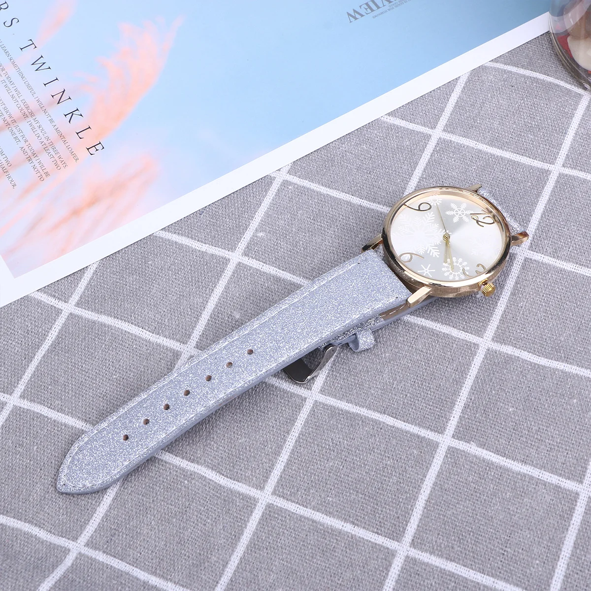 

Stylish Christmas Watch Women Silver Snowflake Dial Quartz Accurate Movement Fashion Alloy Wristwatch Luxury Exquisite Daily Use
