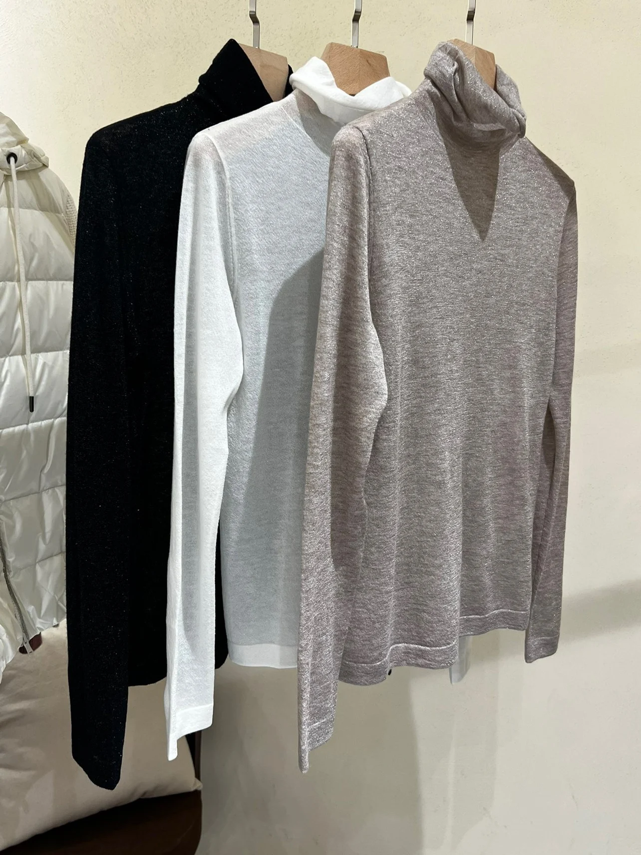 エレハイネ 超薄型伸縮性スパークリングシルク カメレベース イルト レディース ソフトウールニットトップ ビジネス通勤用