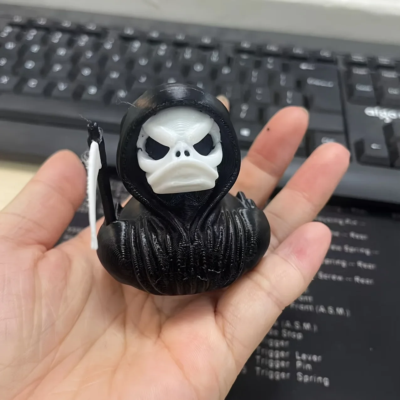 Adorno de Halloween con estampado 3d de pato asesino negro, figura de Animal de simulación de dibujos animados, adorno para decoración de escritorio del hogar y vacaciones
