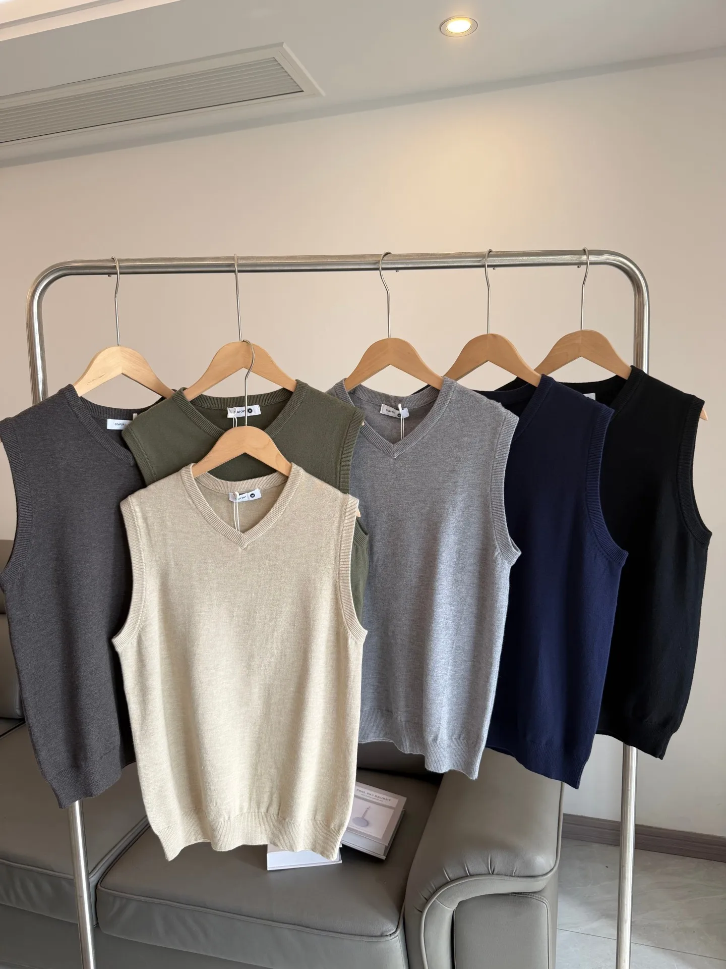 

Faionable Knitted Vest for Men Vintage V-Ne Layering Pure Color Autumn Winter Stand Fit Urban Sle Casual Wear