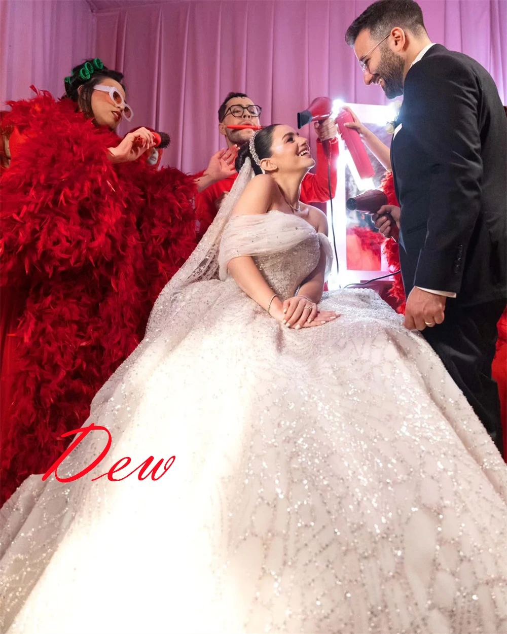 تخصيص جودة عالية الأبيض اورجانزا أثواب الزفاف بسيطة حمالة قبالة الكتف فستان الزفاف قطار مصلى فستان مفتوح الظهر