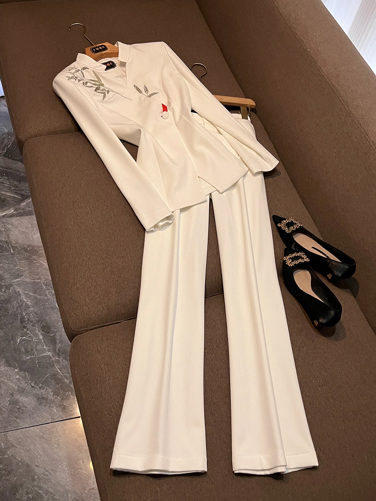 

Весенний комплект 2026: Белый вышитый костюм в новом китайском стиле с воротником-стойкой и утяжкой на талии, деловой повседневный комплект из двух предметов CP305, профессиональный.