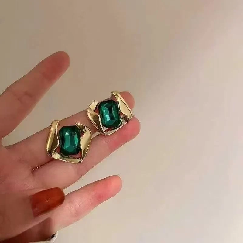 25 New Model Green Diamond-Shaped Earrings, French Retro High-End Green Stud Earrings with Unique Design and a Sense of Sophisti
