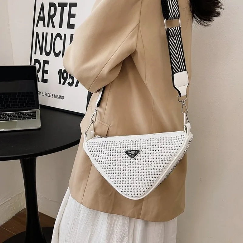 Bolsa de ombro leve feminina Bolsa crossbody compacta para viajar e explorar novos lugares