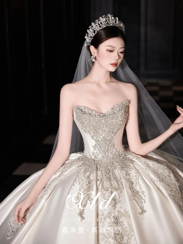 ชุดเดรสผ้าซาตินไหล่เดียวขนาดใหญ่แบบไม่มีสายหนังแบบใหม่